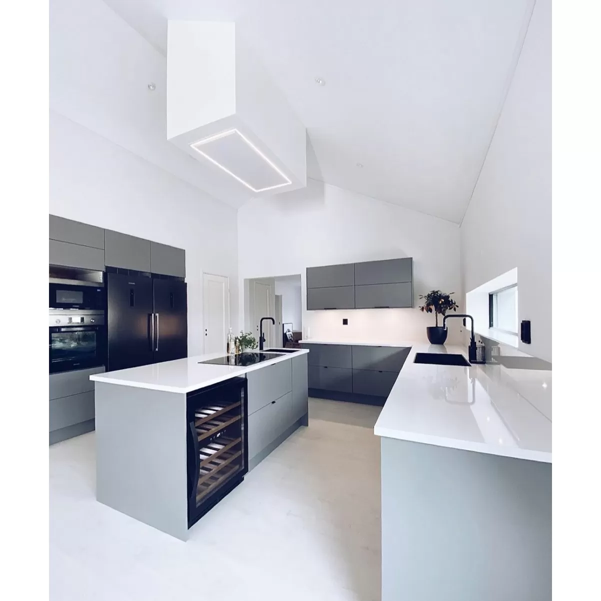 Kattoliesituuletin valkoinen lineaarinen LED-valaistus|Swedluxury Pure|Premium Line